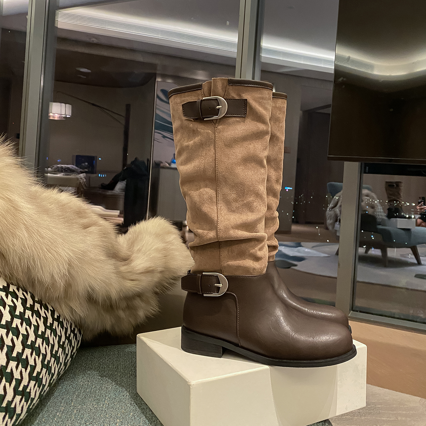 Ma Sichun в том же стиле ~ рыцарские сапоги в западном стиле с круглым носком и пряжкой на толстом каблуке; женские осенне-зимние плиссированные сапоги с длинным ворсом