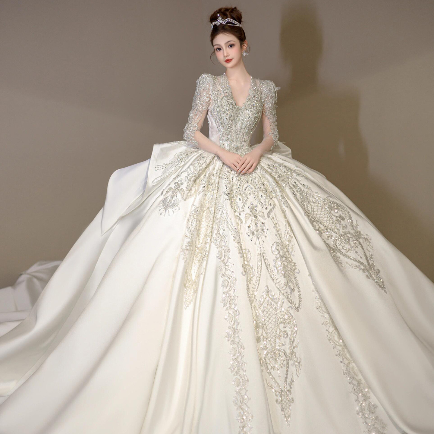 Свадебное платье с длинными рукавами bride 2026, новая основная пряжа, маленькая тяжелая промышленность, высококачественный атлас с текстурой, большой размер, V-образный вырез, большой хвост