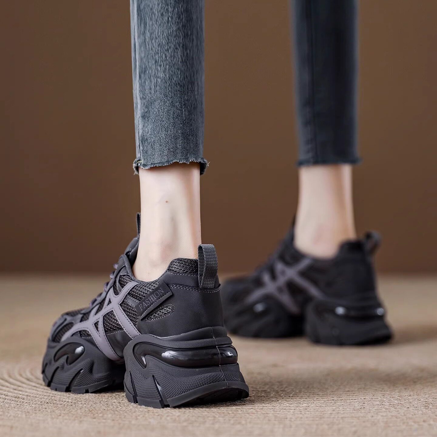 Покупка гигантской красивой обуви super fire light daddy shoes на толстой подошве, новинка 2026 года, женская повседневная спортивная обувь увеличенного размера с широкими штанинами