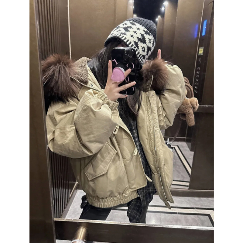 Пуховик из хлопка с большим воротником из меха енота, женская зимняя куртка 2025 года, новая куртка с капюшоном на пуговицах из верблюжьего рога, утолщенная для сохранения тепла