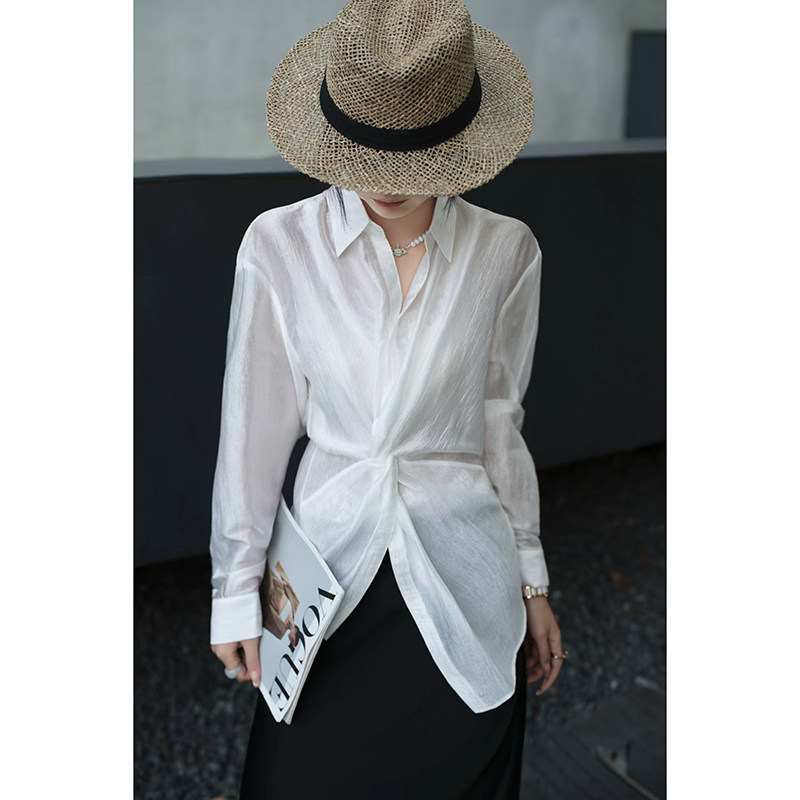 Unique design, twisted shirt, thin and sun-protective blouse, flowy and relaxed feel, shimmering acetate texture, wrinkle-resistant top.