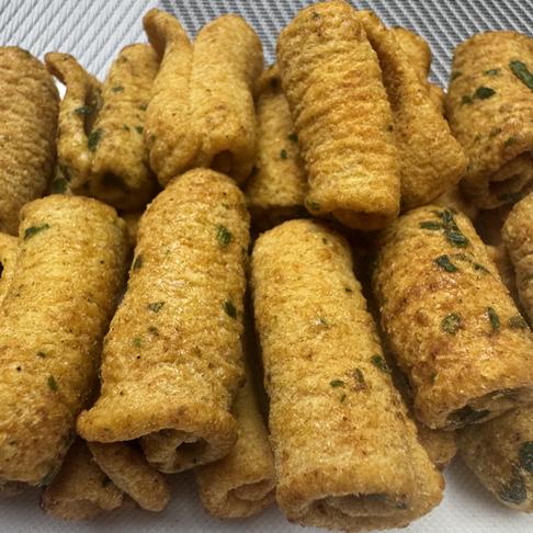 Коньяк, морская соль, зеленый лук, овощные рулетики, легкие закуски, хрустящие, старомодные офисные закуски, традиционная выпечка, бесплатная доставка