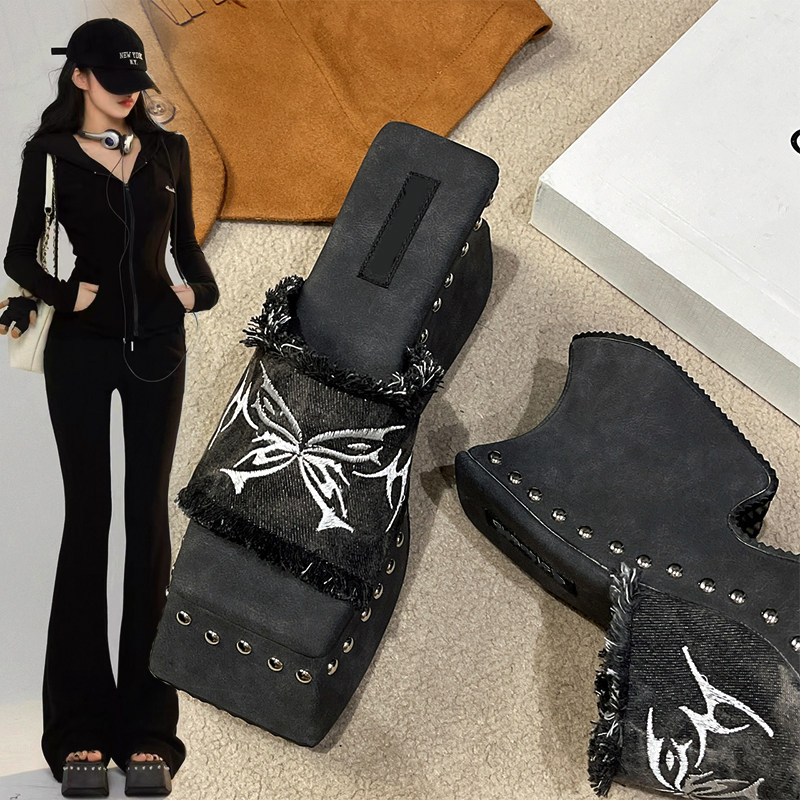 Black retro trendy platform slippers for women, perfect for summer wear, 9cm height increase, sexy open-toe high-heeled slippers for millennial hot girls.