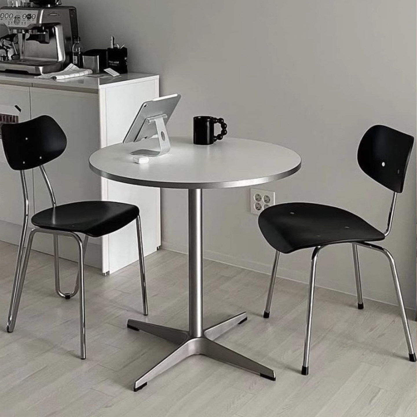 Круглый стол Eames silver edge современный минималистичный чистый красный обеденный стол в корейском стиле для небольшой квартиры, кафе, ресторана, стола среднего возраста