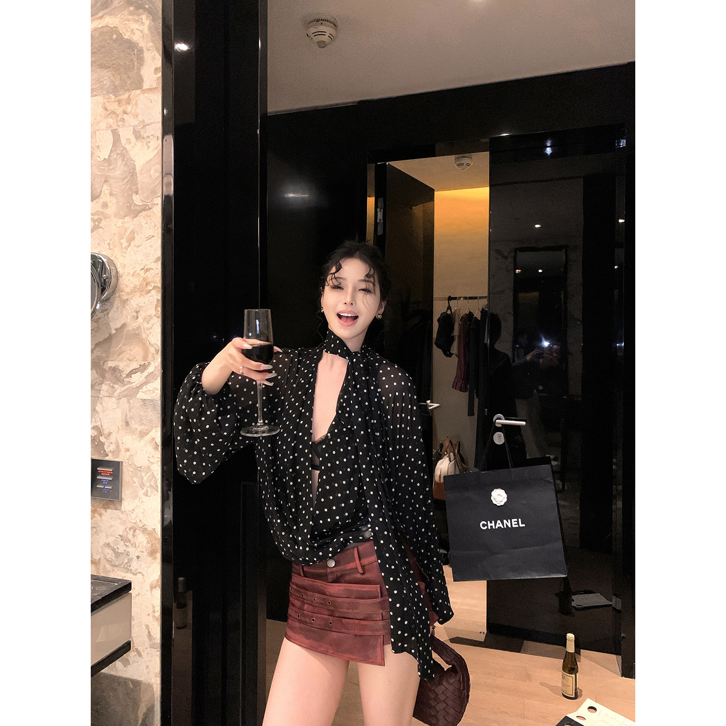 Wu Taitian's French-style polka dot long-sleeved shirt with elegant design, fashionable and suitable for commuting, halter neck and chiffon top.