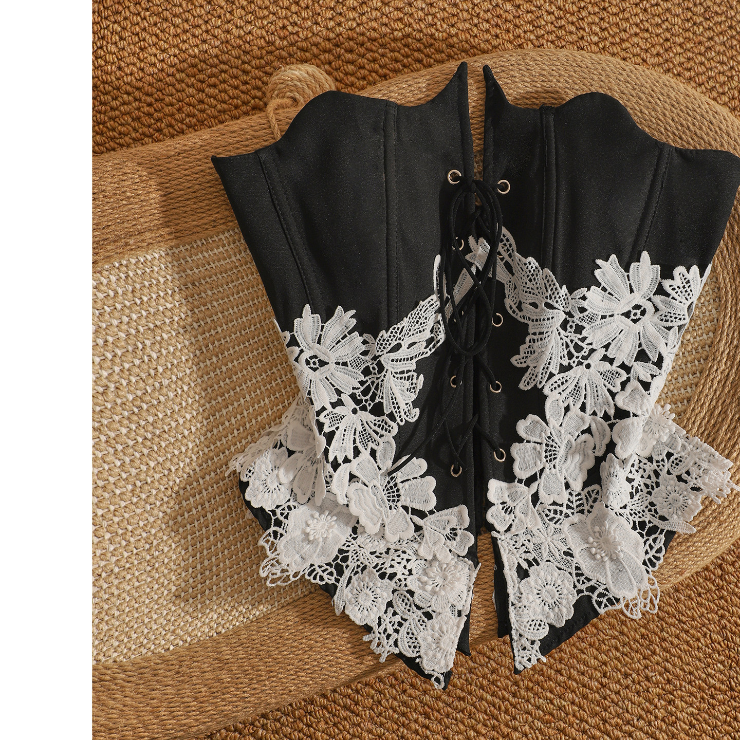 French-style high-quality sexy black and white color-blocked strapless lace top...