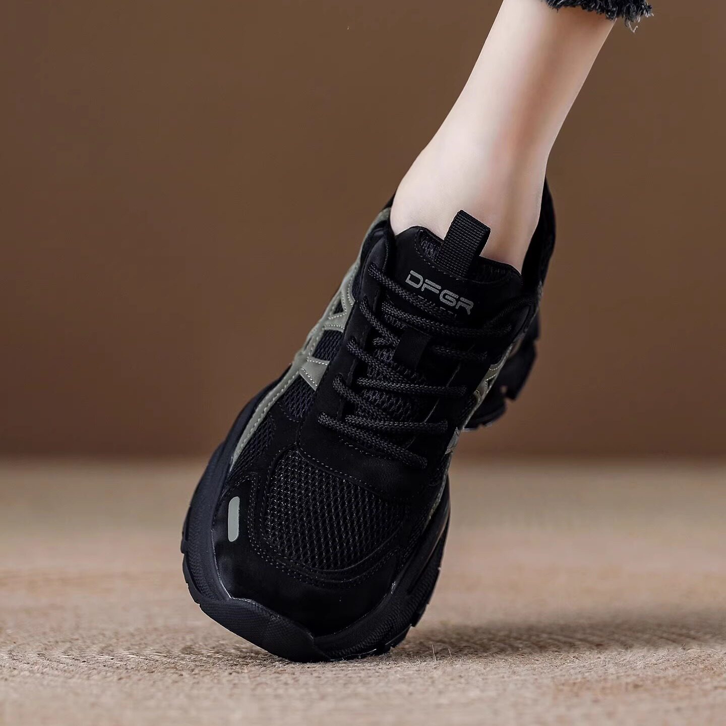 Покупка гигантской красивой обуви super fire light daddy shoes на толстой подошве, новинка 2026 года, женская повседневная спортивная обувь увеличенного размера с широкими штанинами