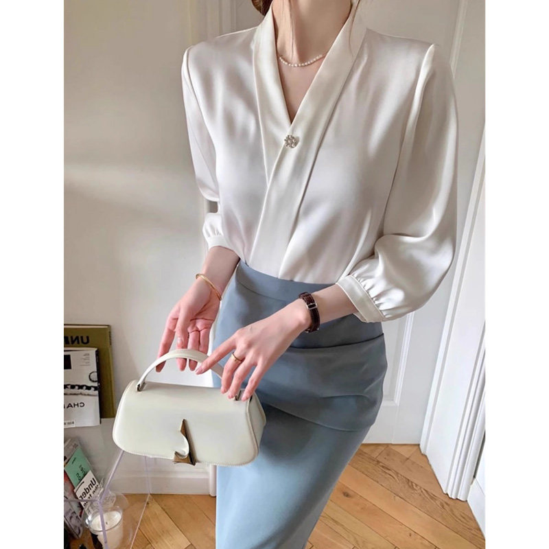 French style white shirt for petite women, spring and summer, acetate satin shirt, professional V-neck, three-quarter sleeve top.