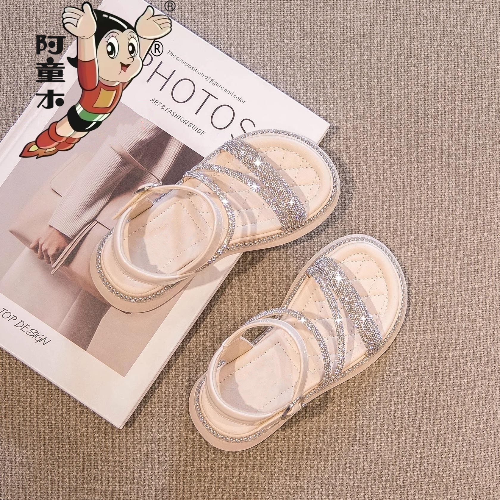 Кожаные сандалии для девочек Astro boy, сандалии принцессы для девочек, новинка 2025 года, летние римские сандалии на мягкой подошве с украшением в виде кристаллов