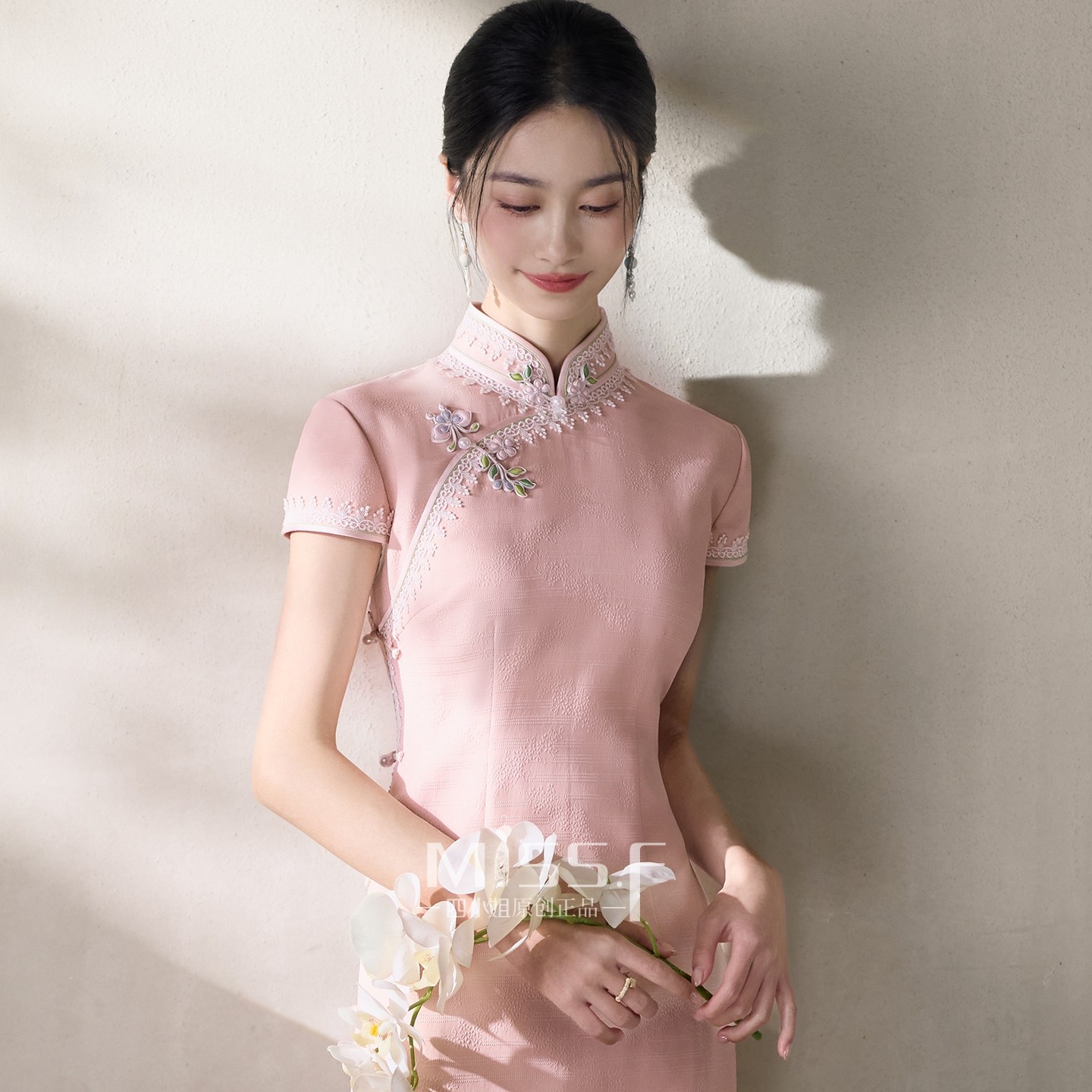 Четыре дамы, потрясающее новое розовое шелковое платье cheongsam для помолвки в китайском стиле, новинка 2026 года, элитное платье для вечеринки по случаю дня рождения