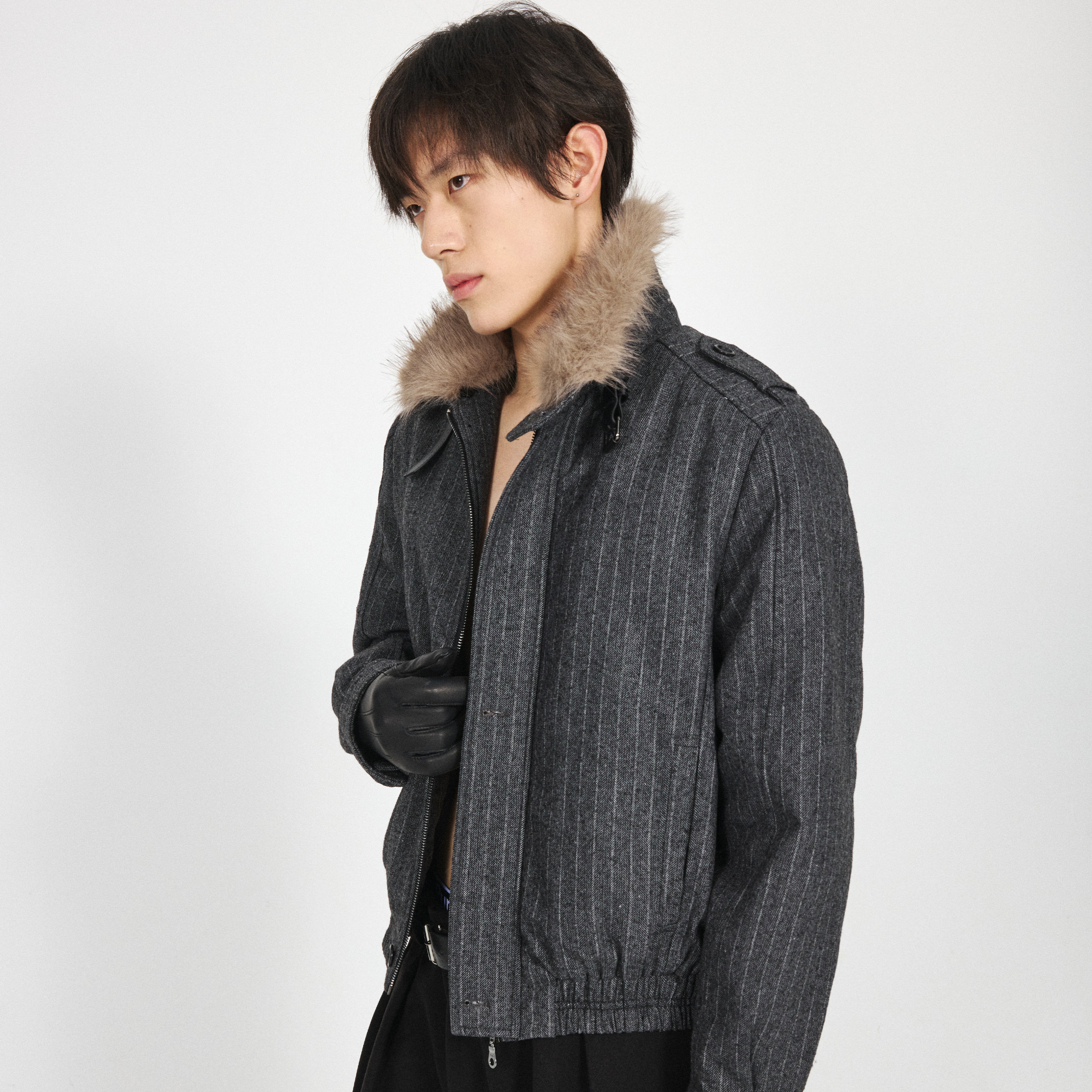 Хлопчатобумажный костюм Harrington Stay the Night из 50% шерсти в полоску со съемным воротником из искусственного лисьего меха на одно плечо