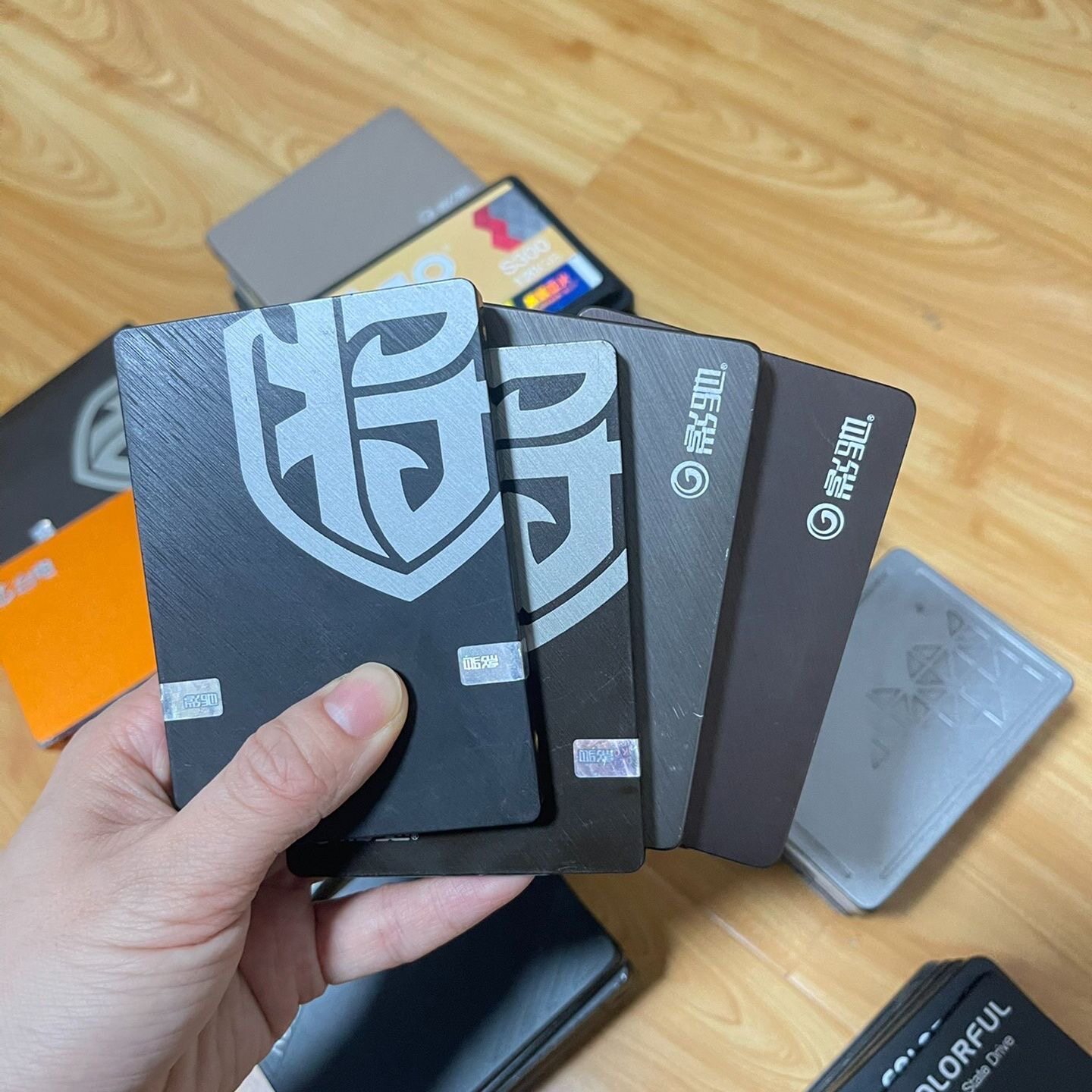 Твердотельный накопитель SSD 128G/256G/512G/1T2,5-дюймовый высокоскоростной SATA подходит для ноутбуков и настольных компьютеров