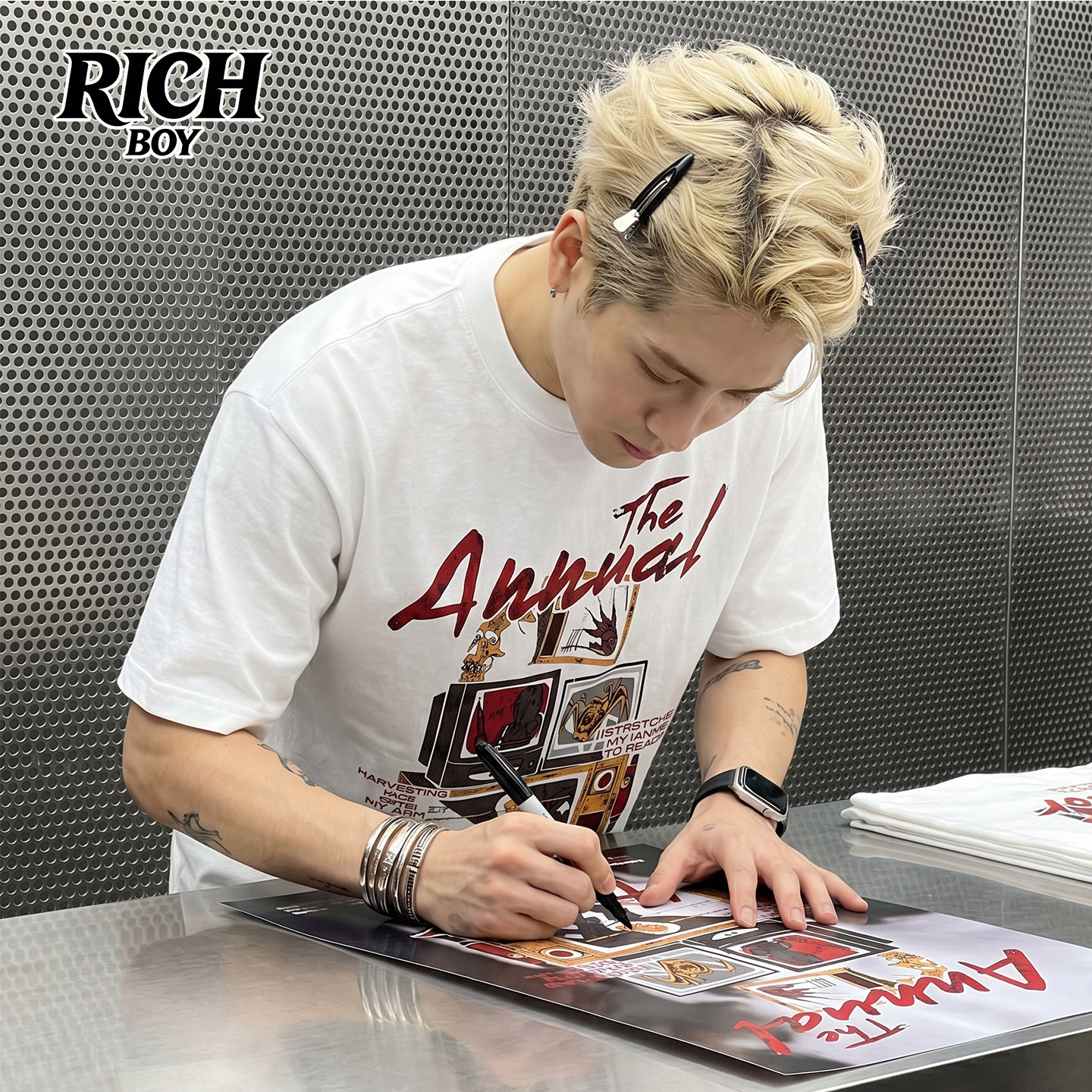 Гонконгский бренд RICH BOY tide от Ван Цзяэ использует все тот же старый телевизор...