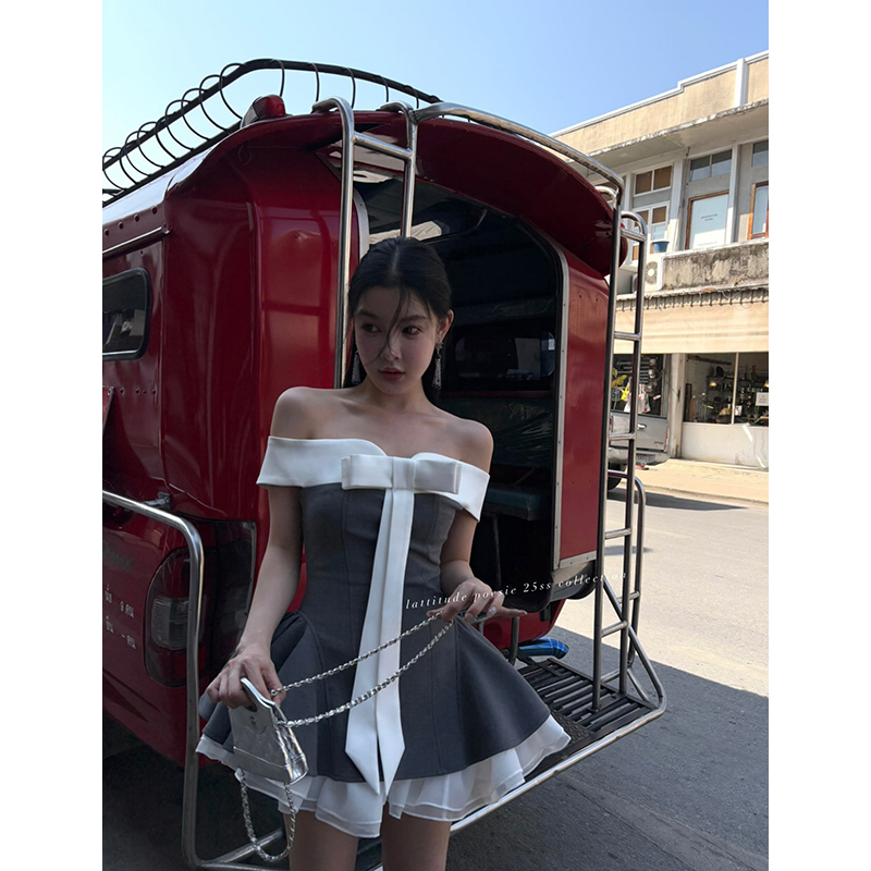 Lattitude/Yang Xiaolu Butterfly Серое платье-пачка с узлом в виде бабочки и контрастной строчкой на одном плече с юбкой-пачкой