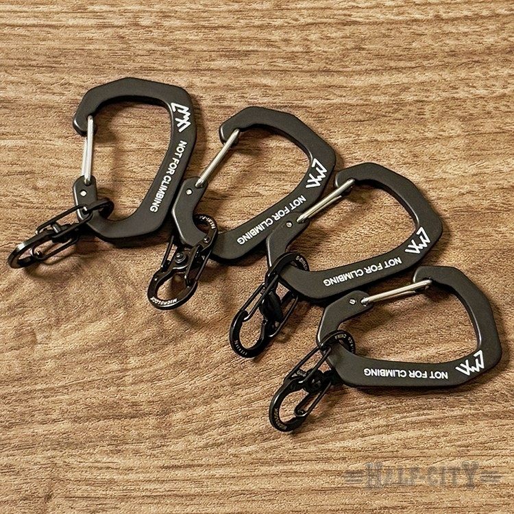 COMFY OUTDOOR Mountain Wind Aluminum Alloy in Japan creates a black hanging keychain and mountain climbing buckle