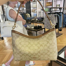 В апреле Coach Camci выпустила новую сумку Laurel с одним плечом и подмышкой CR419