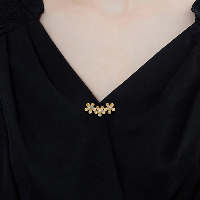 Small flower brooches, neckline protection, delicate corsages for shirts and suits, simple brooches to secure clothing accessories.