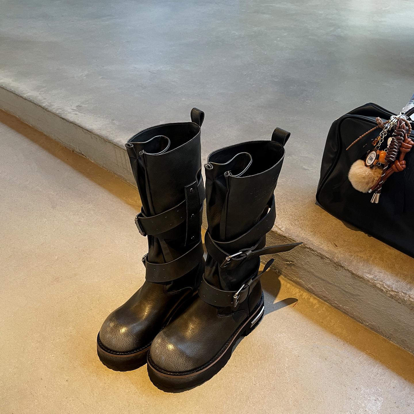 Версия из воловьей кожи ~ Venom boots, новинка 2025 года, рыцарские сапоги на толстой подошве с увеличенной пряжкой на ремне в стиле ретро, длинные сапоги, высокие сапоги