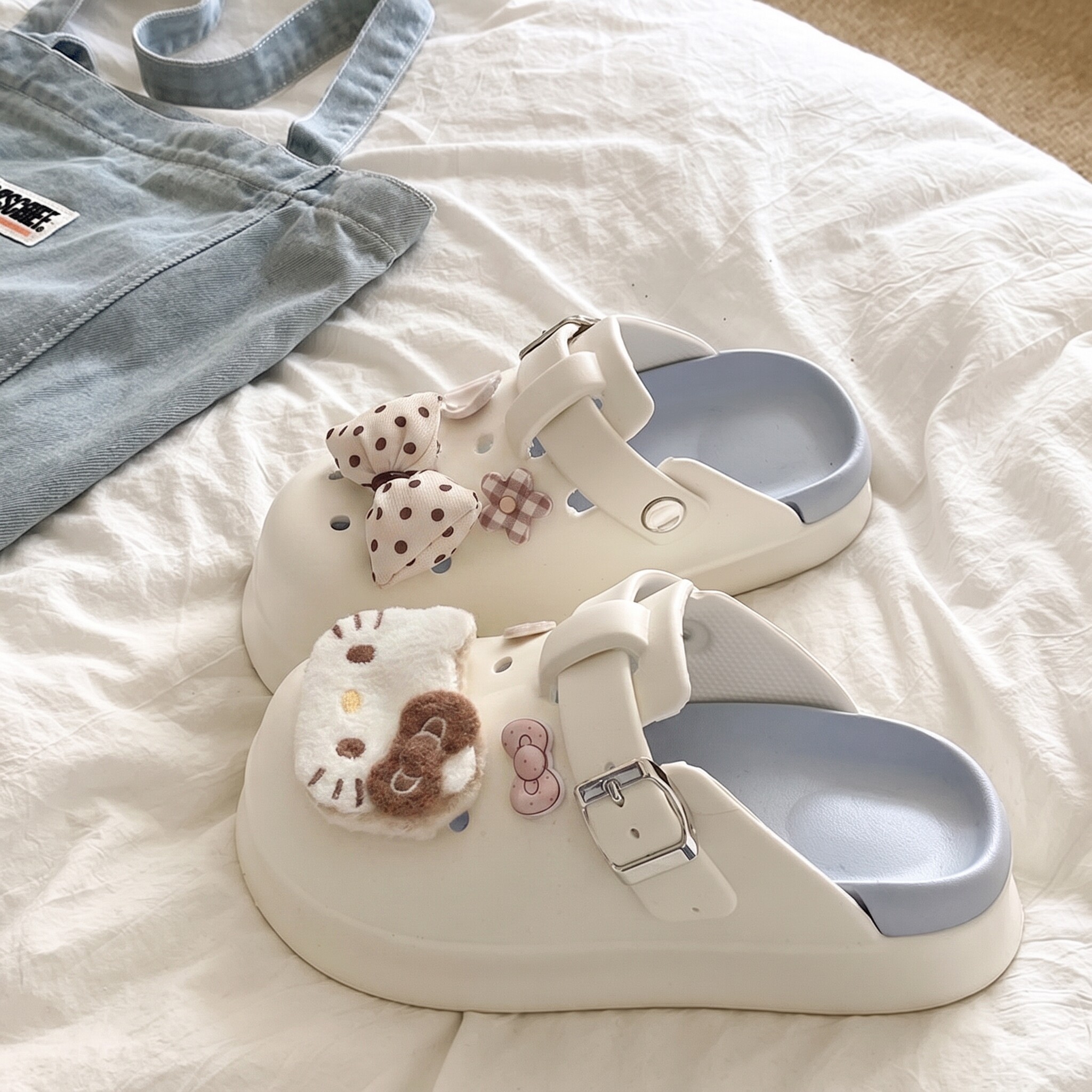 Cute cat-themed platform clogs with bows, perfect for girls and families, perfect for summer wear, closed-toe sandals.