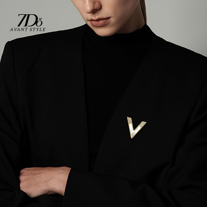 7Do's unique and stylish natural mother-of-pearl V-shaped brooch is a high-end, exquisite accessory for women and men, perfect for suits and preventing wardrobe malfunctions.