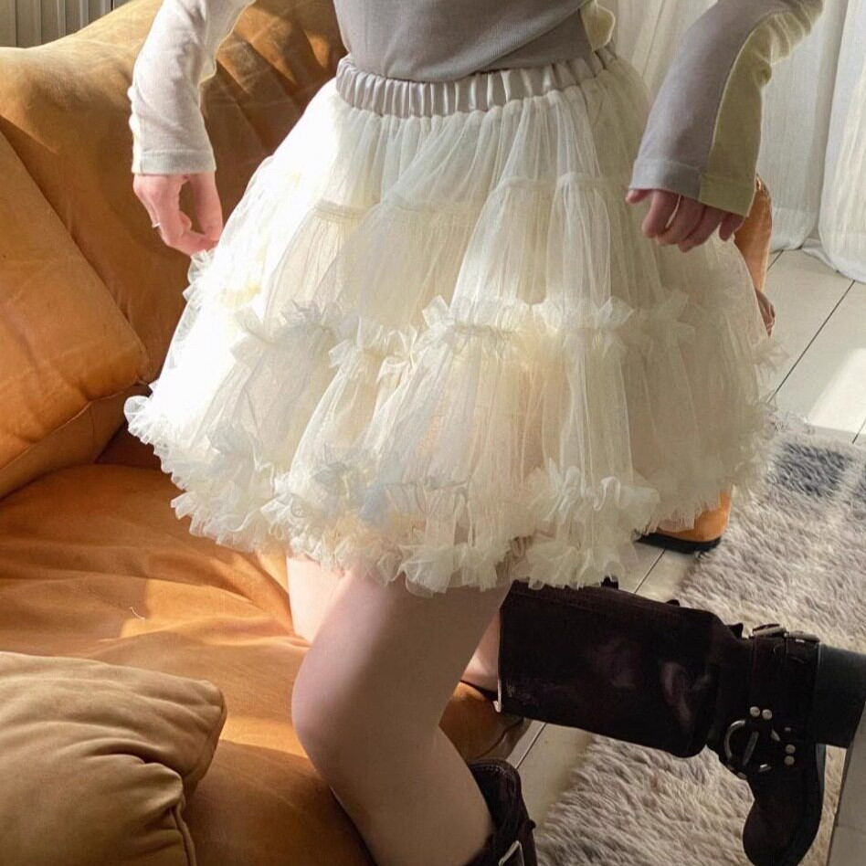 High-waisted, slimming, ballet-style A-line skirt with ruffles, flattering design. A sweet and youthful look.