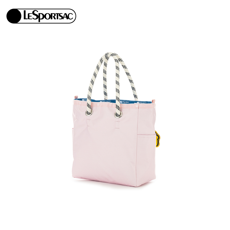 Sun Xuening с той же музыкой, что и LeSportsac, транслирует поэзию рука об руку с сумкой для пригородных поездок Doraemon ограниченной дизайнерской серии