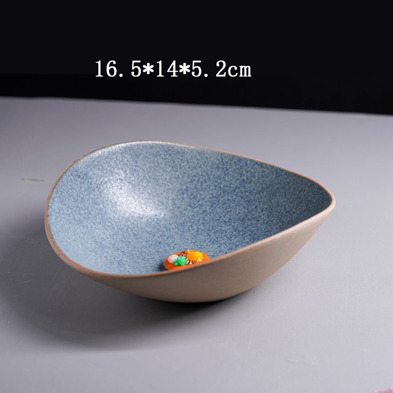 В отеле используются креативные глиняные тарелки неправильной формы в японском стиле, а в ресторане, оформленном в однотонном стиле, подают керамические тарелки и блюда в стиле ретро