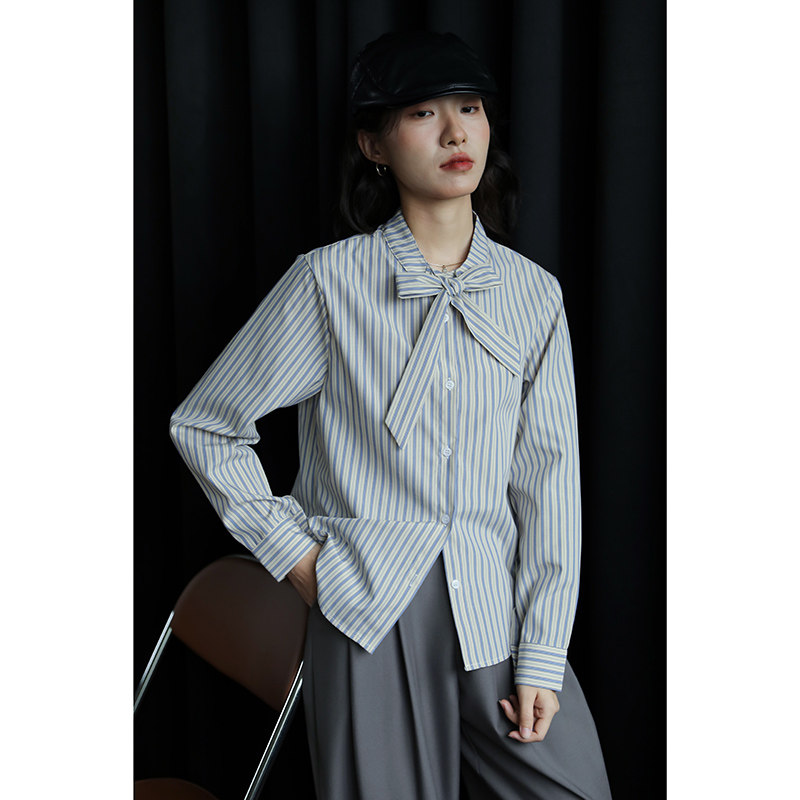 Women's blue striped shirt with bow tie, suitable for spring and autumn, unique design, layered, loose fit, long sleeves.