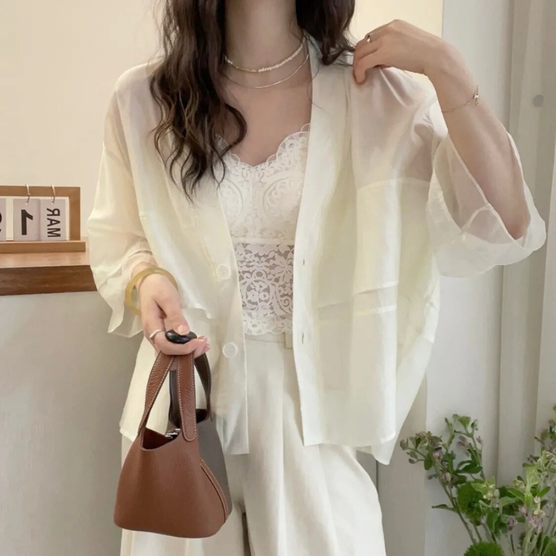 European-style minimalist batwing sleeve sun protection shirt, new autumn style, relaxed and versatile shirt, popular jacket.