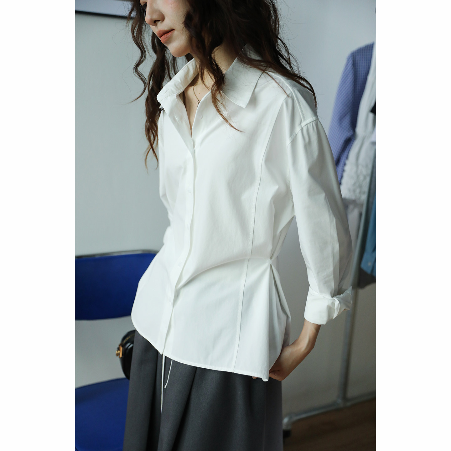 Women's simple white long-sleeved shirt with a three-dimensional cut, loose fit, turn-down collar, versatile, slimming, straight cut, casual top.