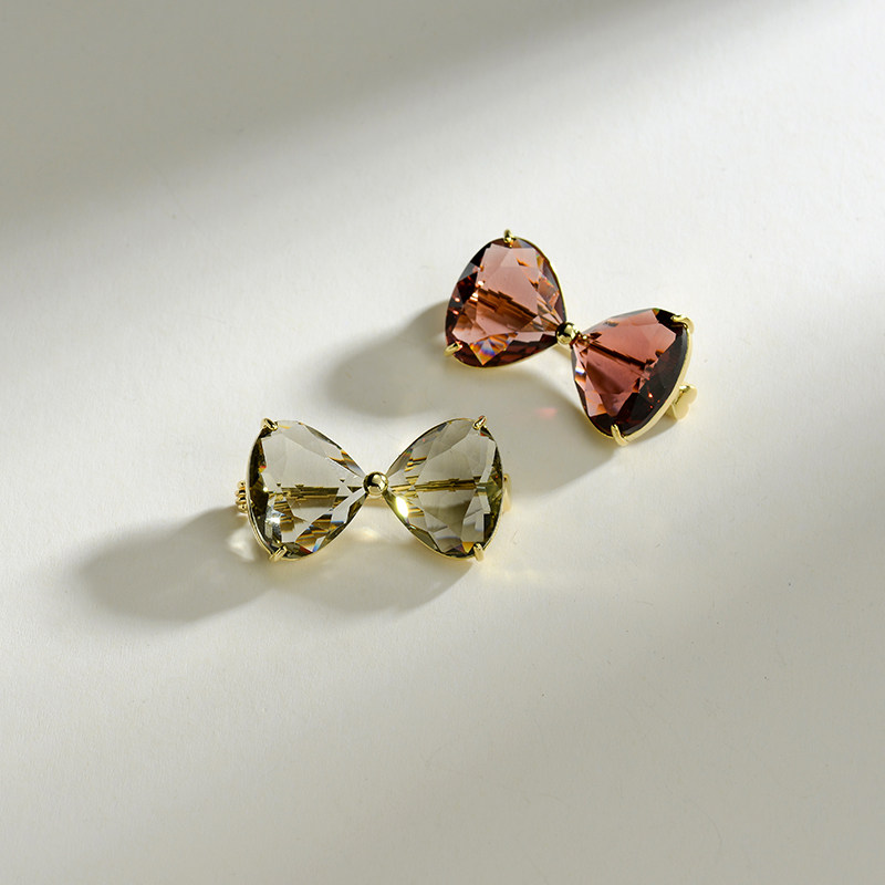 Crystal bow anti-exposure brooch, high-end women's simple pin to secure clothing accessories, 2023 new trendy style.