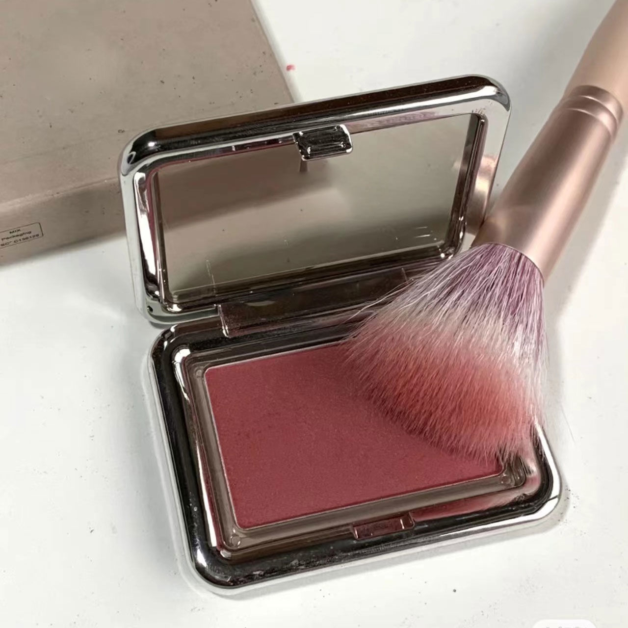 Ли Цзяци рекомендует светлолицым прозрачную квадратную пудру в виде ракушки сливово-серого цвета, матовые румяна длительного действия ins cheap student pure desire girl