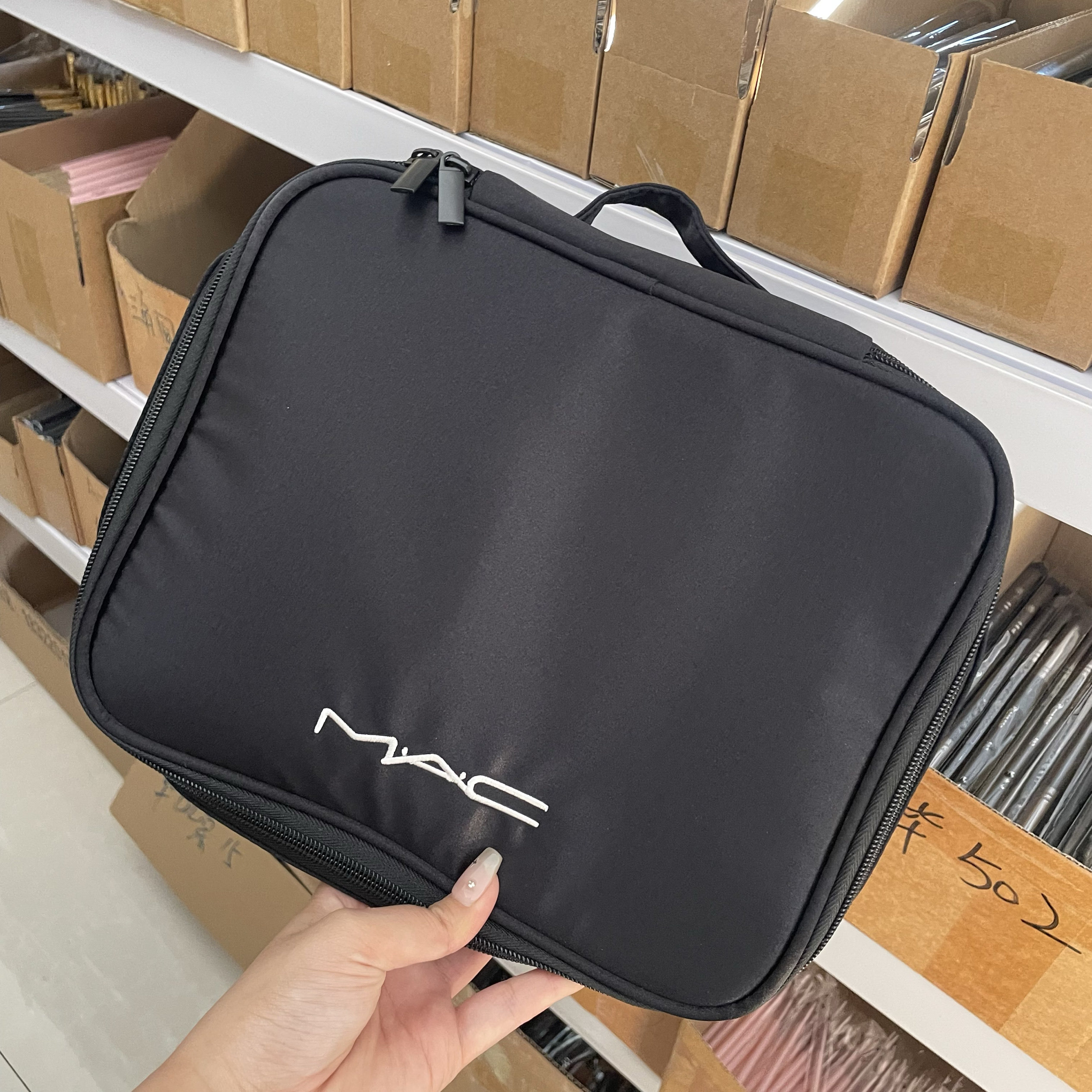 Отличное качество!Косметичка MAC большой емкости, двухслойная, с разделением на сухую и влажную части, водонепроницаемая и портативная