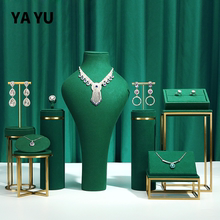 The store has had over a thousand repeat customers, with over 20 colors available. Yayu Green has moved to live streaming, showcasing windows, jewelry, props, and creative metal necklaces and rings