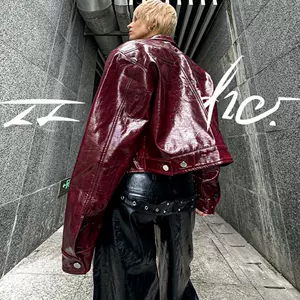 В том же стиле Ван Юэсинь - Punk Ancora * 22doodle, красная свободная кожаная куртка с подплечниками в стиле панк с заклепками