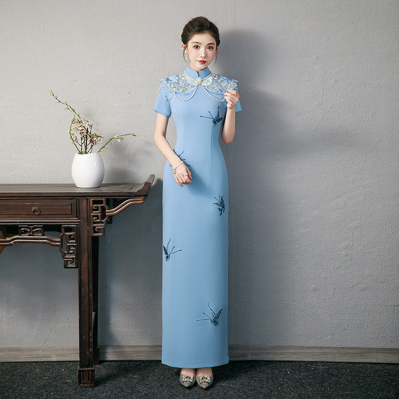 Подиум cheongsam 2026 новая высококлассная атмосфера, высококлассное ощущение высококлассных ретро-элегантных костюмов молодых моделей