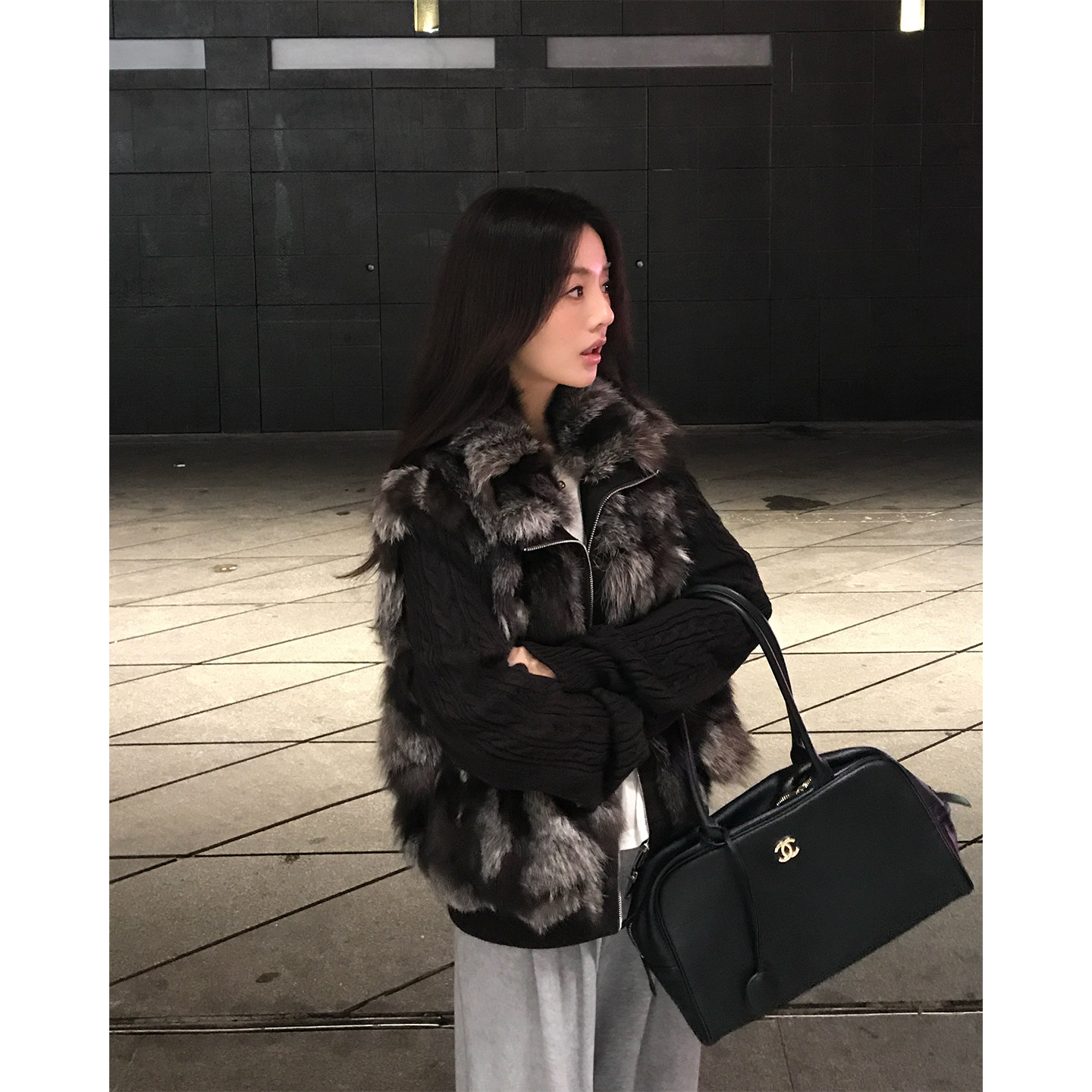 Женская шуба из тонкого меха лисы "Сидней Сансет" от Nana Autumn с воротником-стойкой и съемным шерстяным крученым трикотажным рукавом