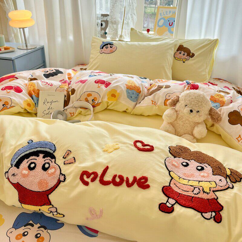 Комплект постельного белья из чистого хлопка Crayon Shin-chan, состоящий из четырех частей, 2026 новое хлопчатобумажное полотенце, вышитое постельное белье, пододеяльник для общежития, комплект из трех частей