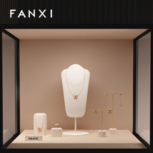 The store has had repeat customers for thousands of years. The old store Fanxi showcases high-end jewelry props, portraits, necklaces, and neck film. The store uses a showcase jewelry rack