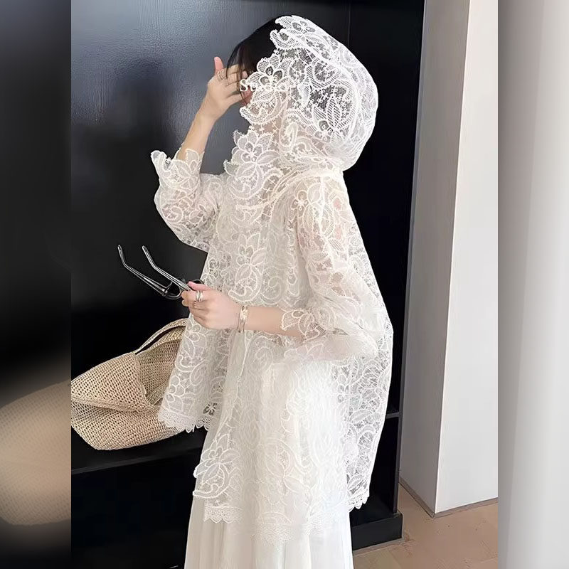 French-style romantic white lace crochet sun-protective shirt, new style, chic, slightly sheer design, slimming hooded top, summer.