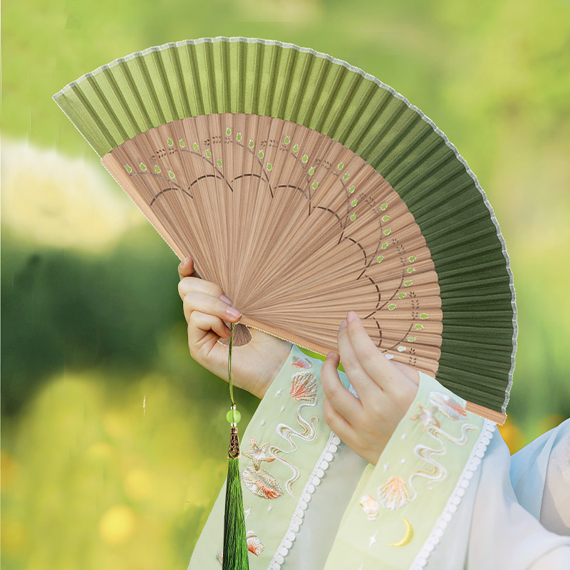 Новый складной веер cheongsam в китайском стиле, женский веер в китайском стиле, градиентный цветной веер Hanfu, летний портативный складной маленький веер в древнем стиле