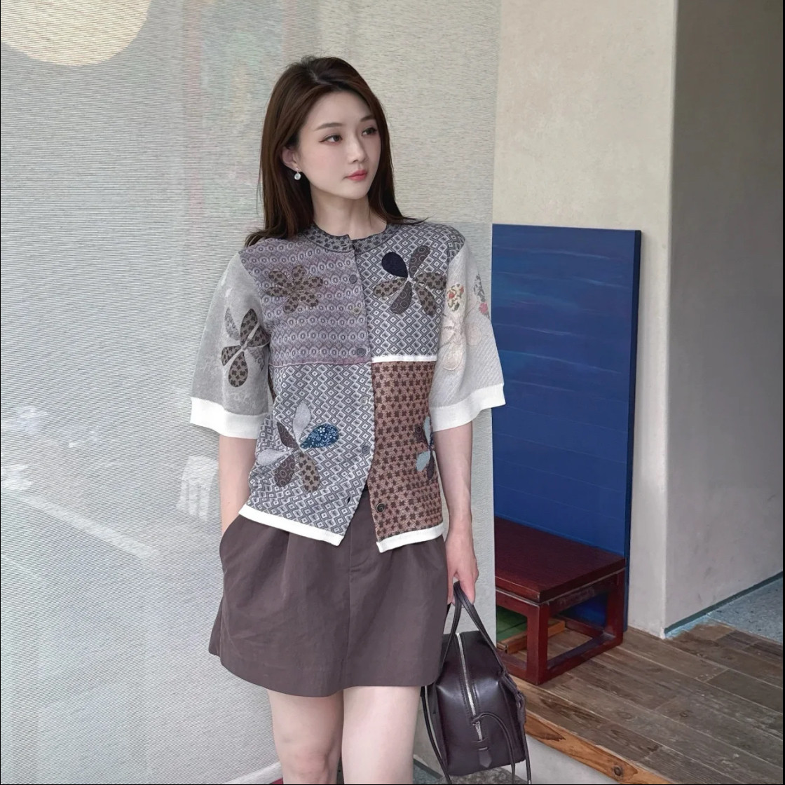 [Same style as in shopping malls] Dijia 2026 Autumn New Ethnic Style Jacquard Patchwork Knitted Cardigan with Applique 2K3YE64