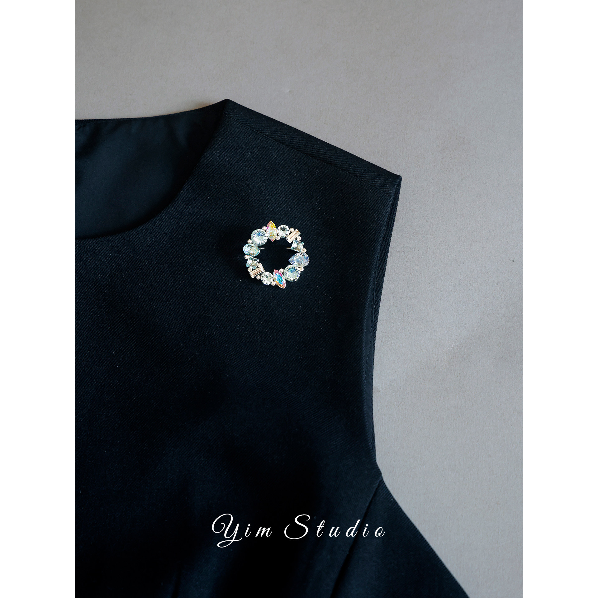 YimStudio Korean Style Minimalist Exquisite Crystal Ring Brooch Badge for Women, Elegant Suit Pin Button