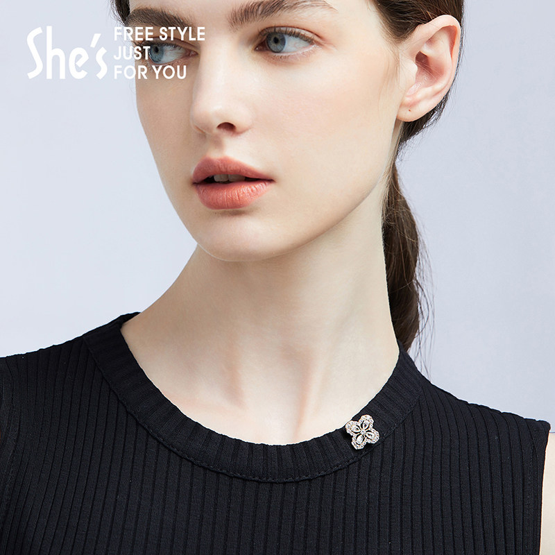 Shes Qianzi's minimalist, mini, exquisite anti-exposure buckle brooch, pin, niche design, high-end corsage.