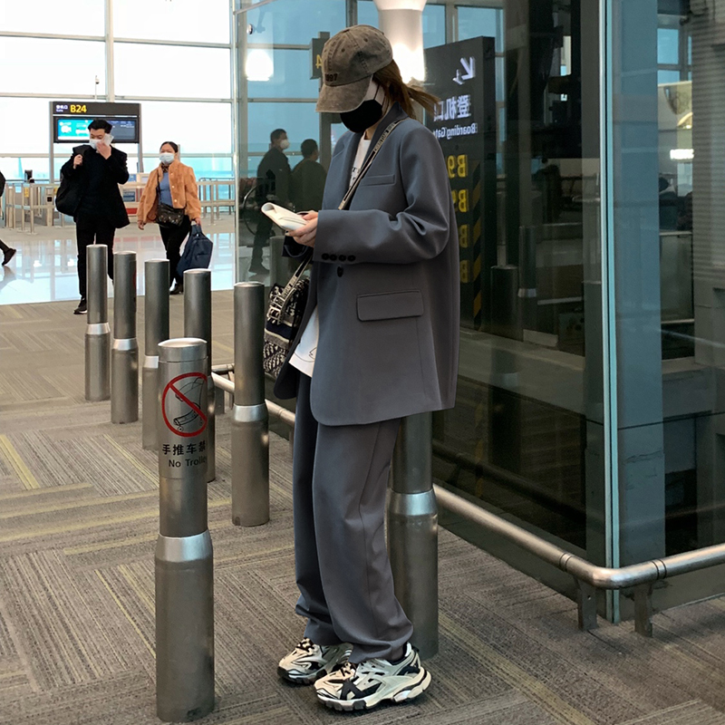 Серый маленький пиджак для костюма, женский 2024, ранняя весна и осень, новый стиль, маленький повседневный костюм-двойка высокого класса.