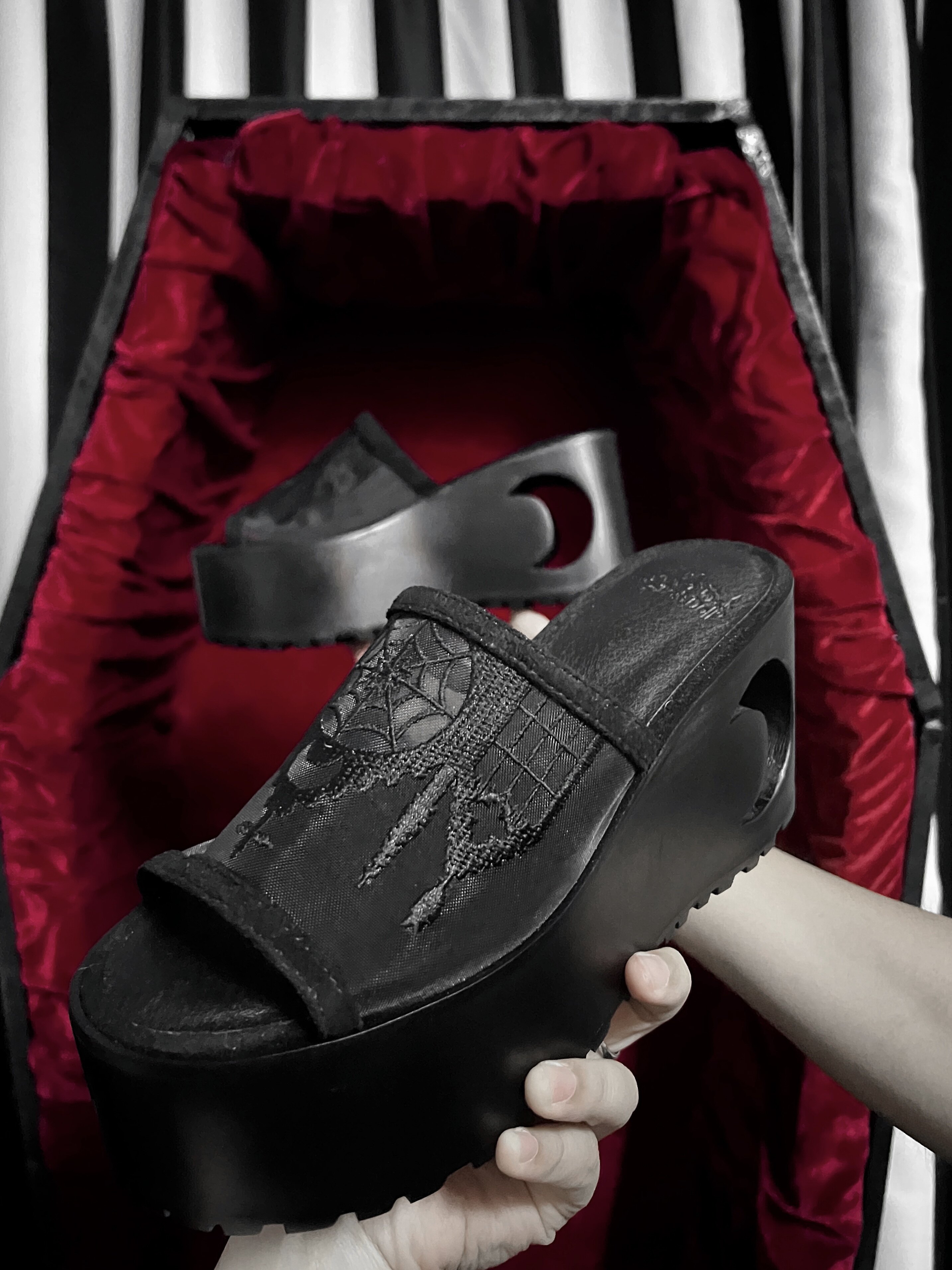 [In Stock] Church Whisper Bat-shaped Flower Puppet Gothic Dark Lolita Subculture Church Mesh Thick-soled Sandals