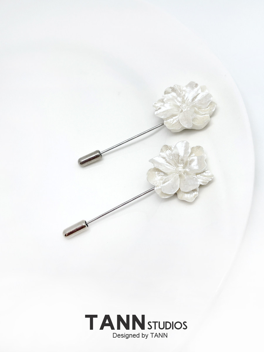 Courtly minimalist floral brooch, unique and niche, three-dimensional engraved camellia pin, elegant and artistic, perfect for matching with clothing.