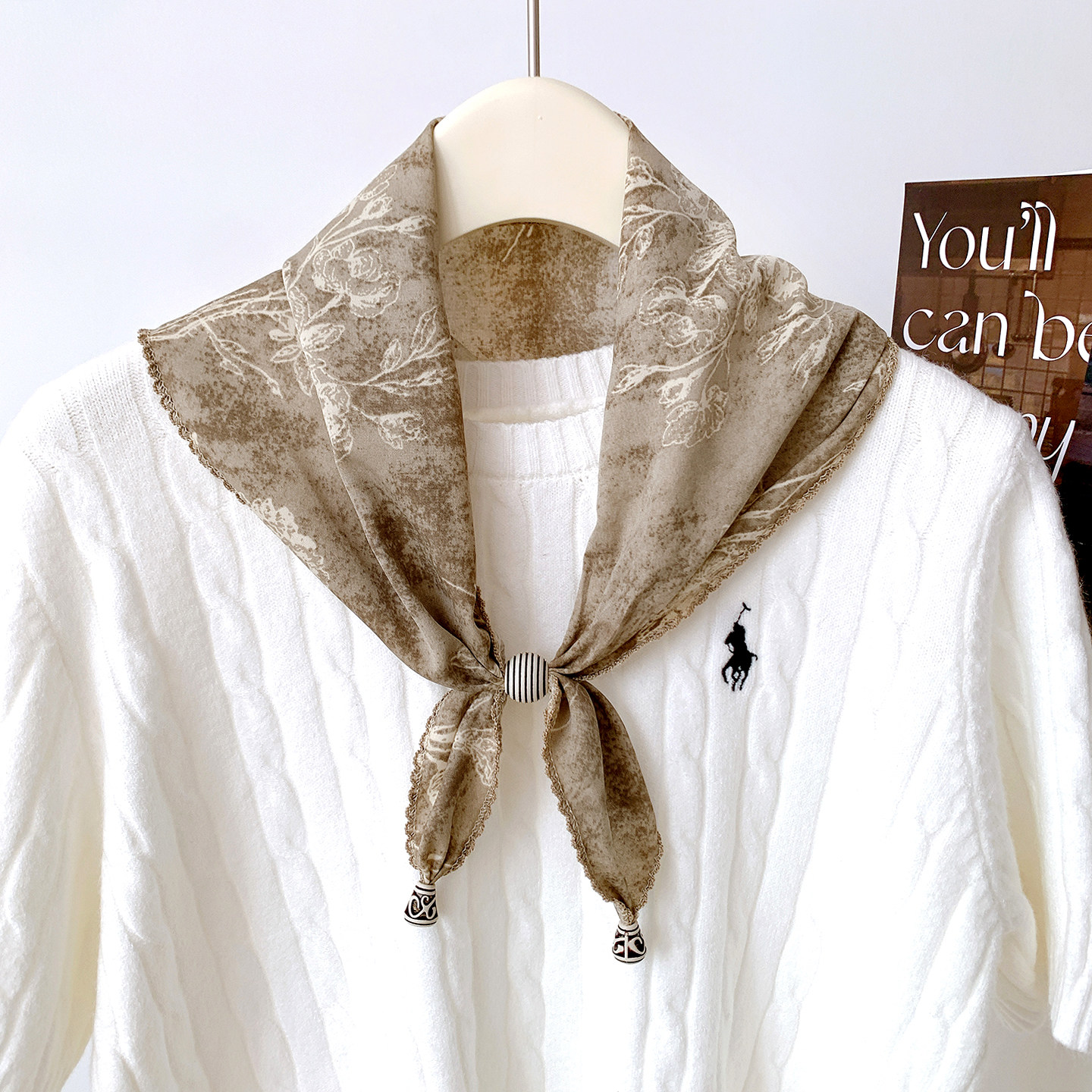 Versatile printed triangular scarf for women, thin style, suitable for spring, summer and autumn, neck scarf, sun protection shawl, neck protector, ribbon
