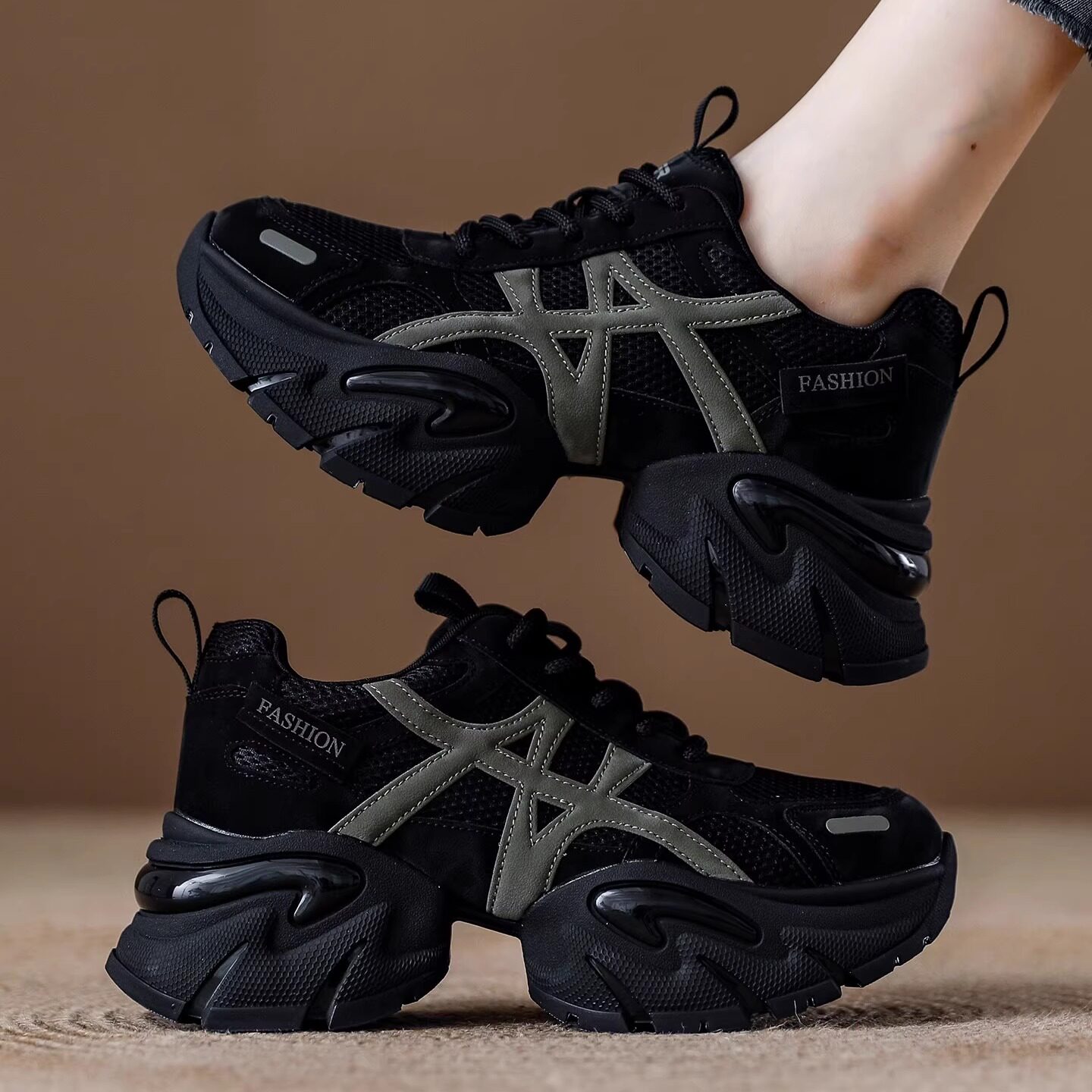 Покупка гигантской красивой обуви super fire light daddy shoes на толстой подошве, новинка 2026 года, женская повседневная спортивная обувь увеличенного размера с широкими штанинами