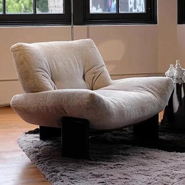 Сидя на чрезвычайно простом диване-кресле в итальянском стиле 2025 new living room single...
